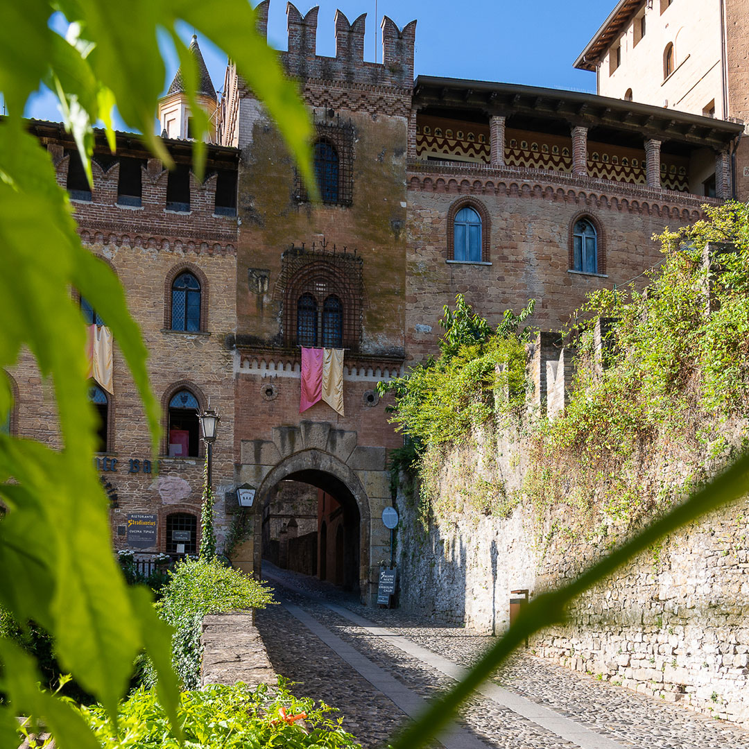 castell-arquato-sottopagina-basso-paese-palazzo-stradivari-piacenza