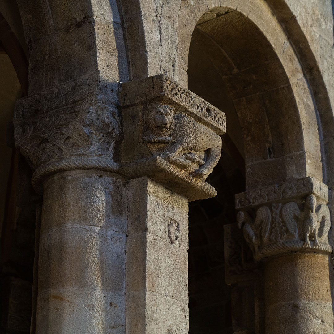 castell-arquato-sottopagina-piazza-monumentale-collegiata-capitelli-1-piacenza