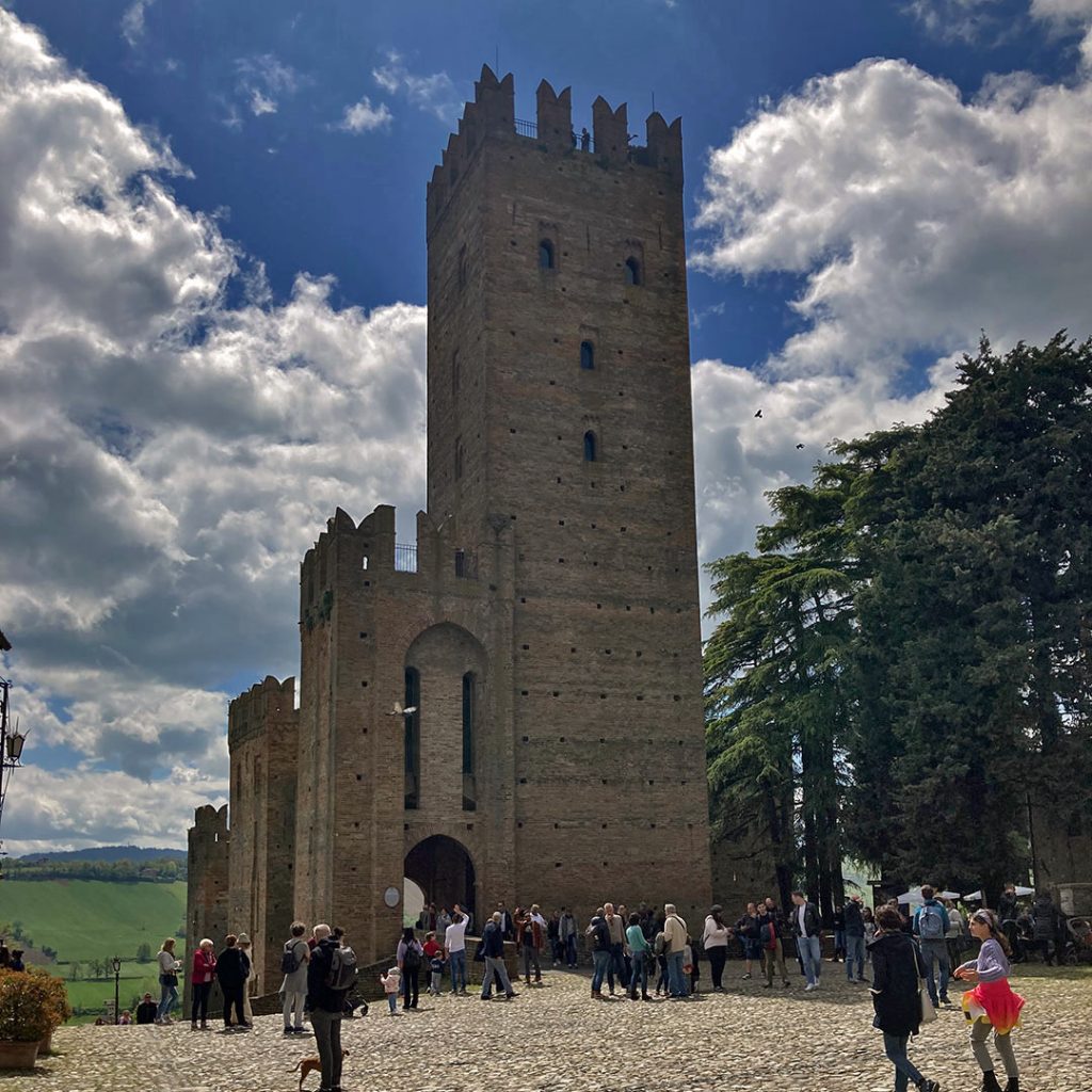 La Rocca di castell'Arquato con alcuni visitatori in estate