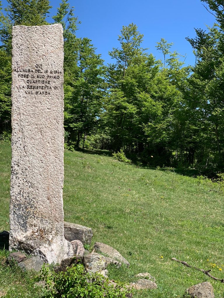 Monumento che celebra il primo quartier generale della Resistenza in Val D'Arda sul Monte lama