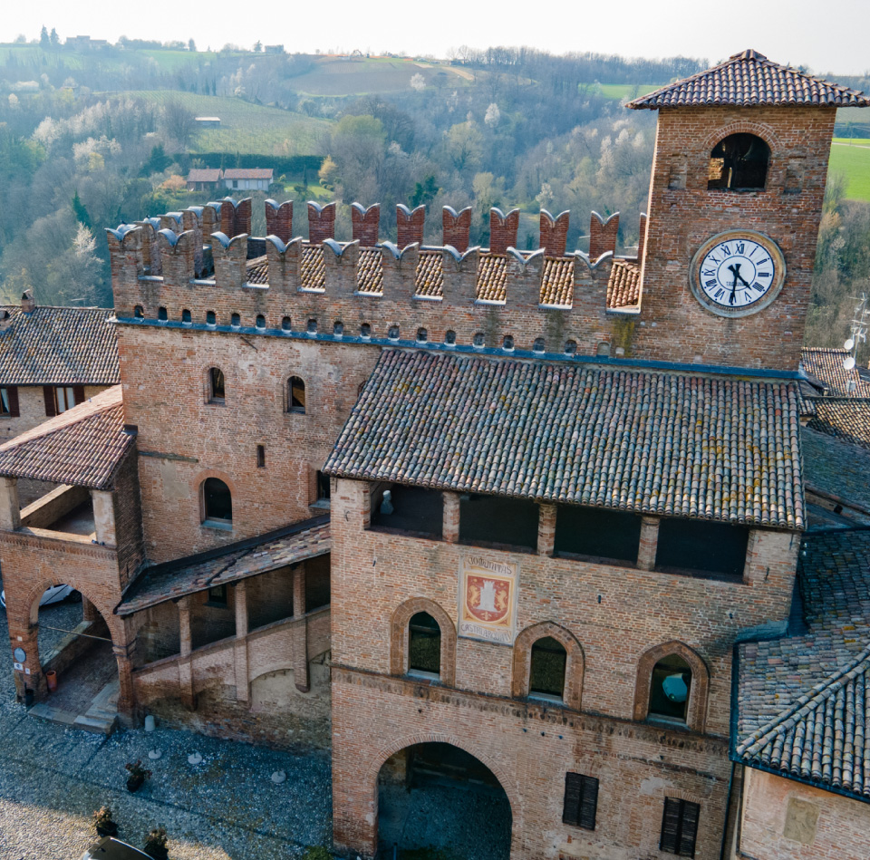 foto-pagina-fondo-verde-castellarquato-piacenza-castello-palazzo-podesta