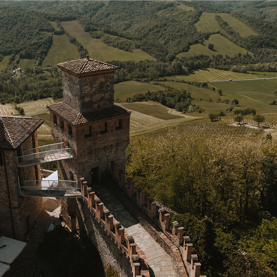 vigoleno-castello-camminamento-colline-alta-val-d-arda-piacenza