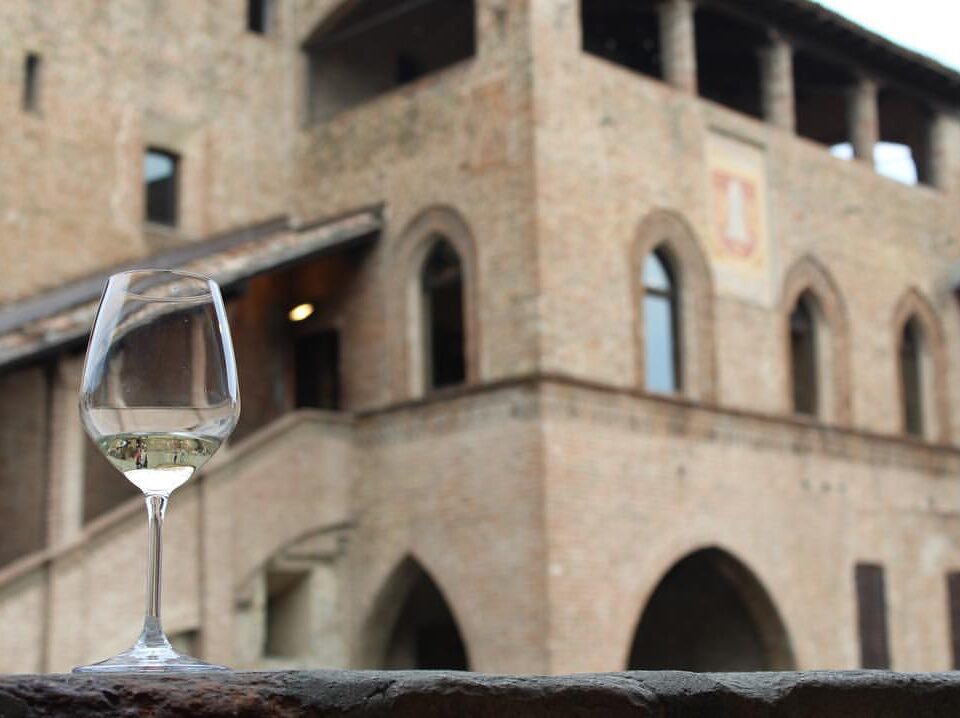 Calice di Monterosso con il Palazzo del Podestà di Castell'Arquato sullo sfondo