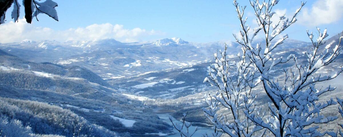 Vista della Diga di Mignano con la neve