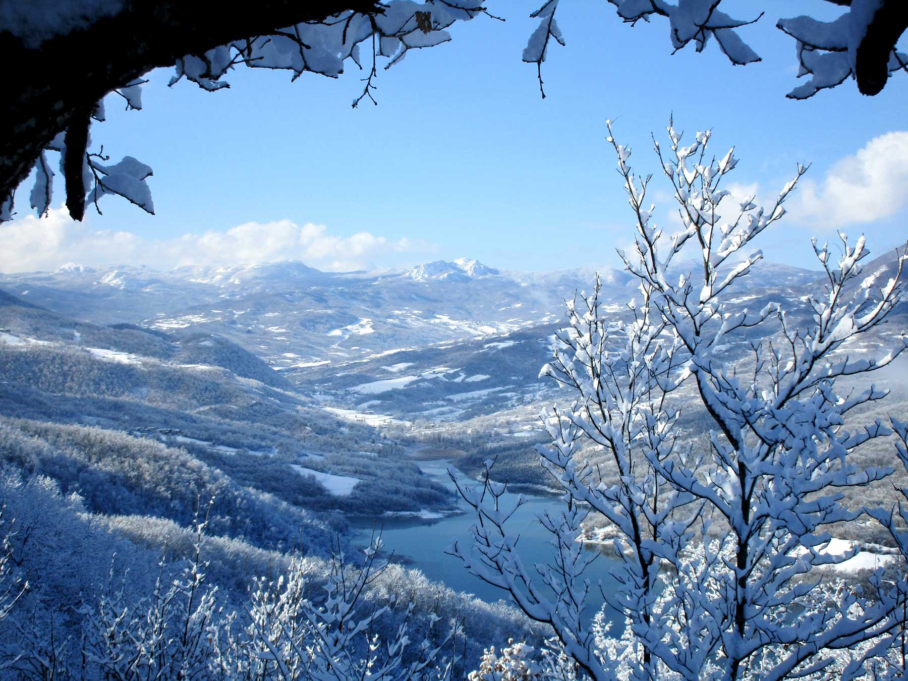 Vista della Diga di Mignano con la neve