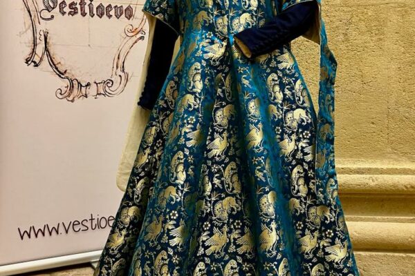 Vestiti storici medievali in mostra a Vigoleno