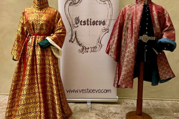 Vestiti storici medievali da donna e uomo in mostra a Vigoleno