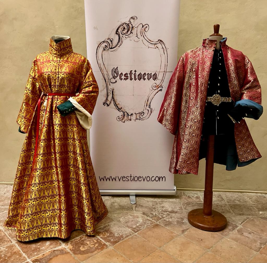 Vestiti storici medievali da donna e uomo in mostra a Vigoleno