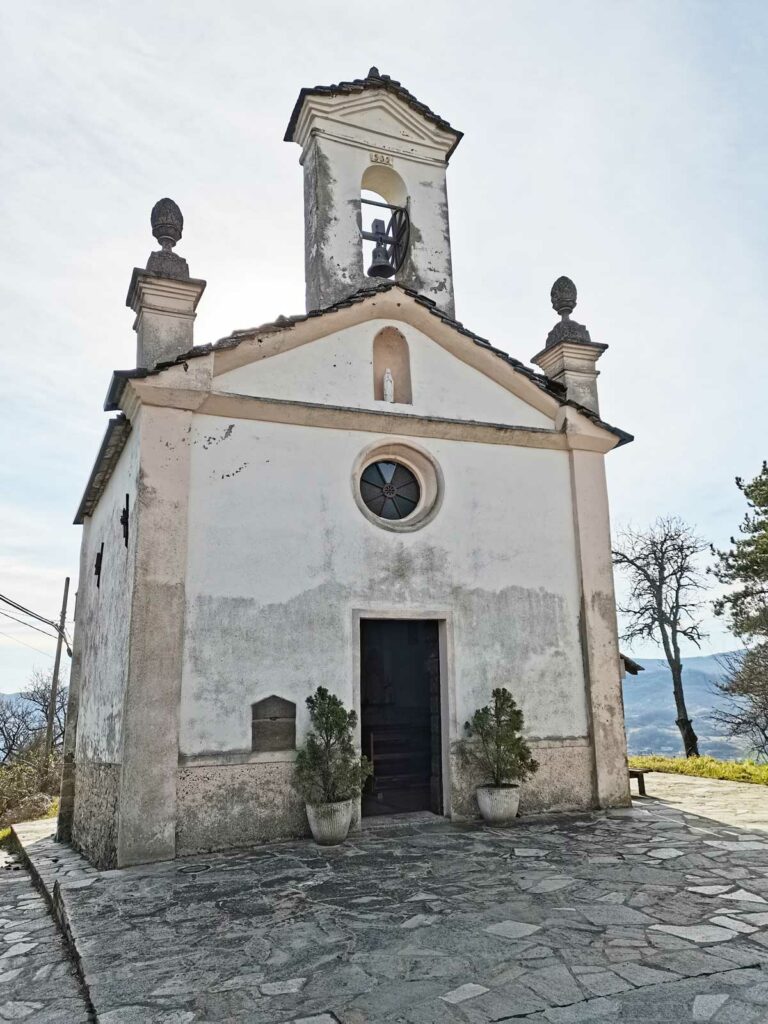 Facciata dell'oratorio di Tiramani