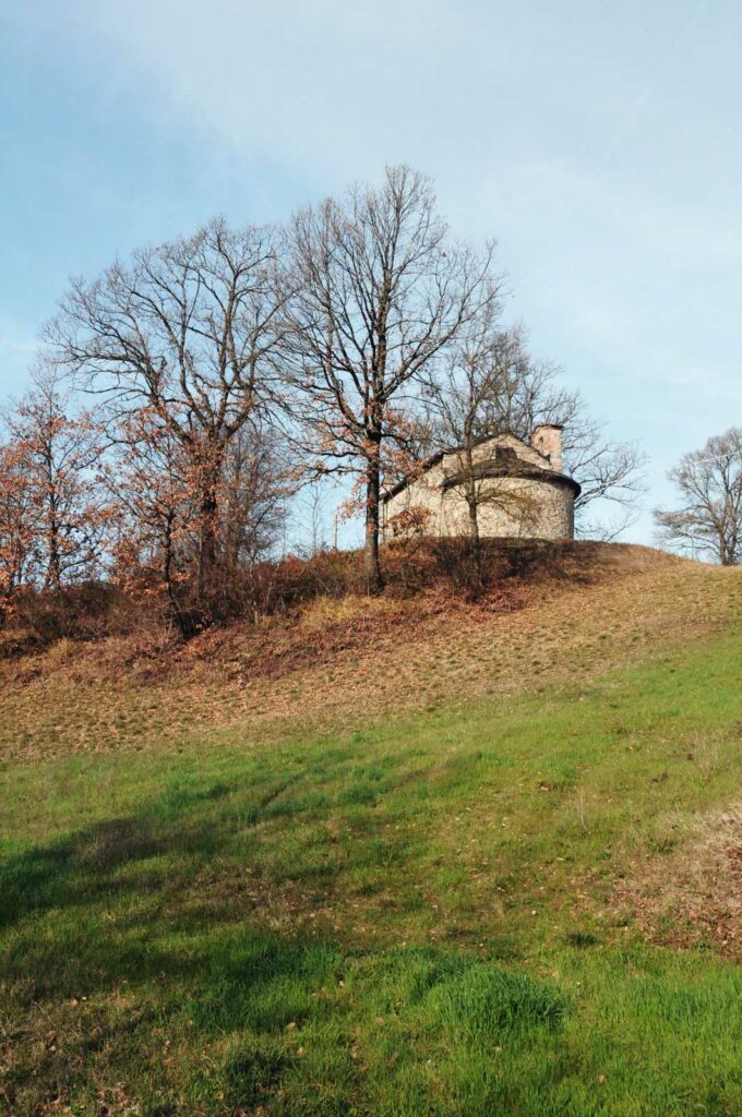 L'oratorio di olza visto dalla strada