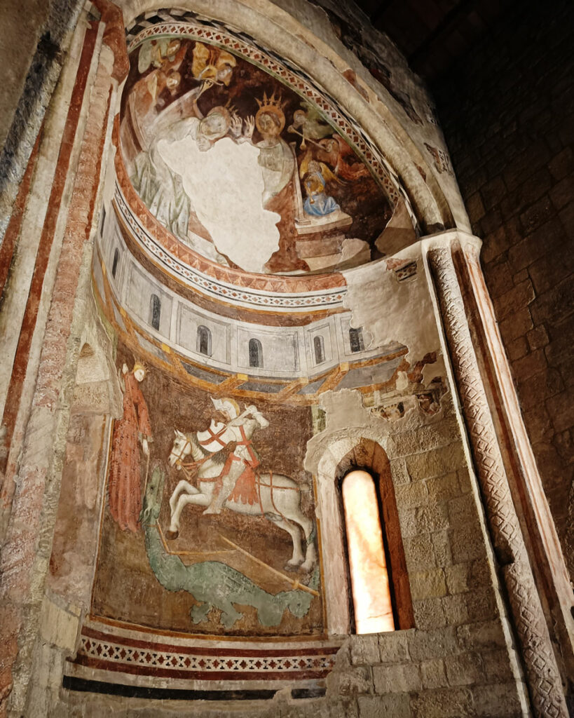 L'abside della pieve con l'affresco di San Giorgio