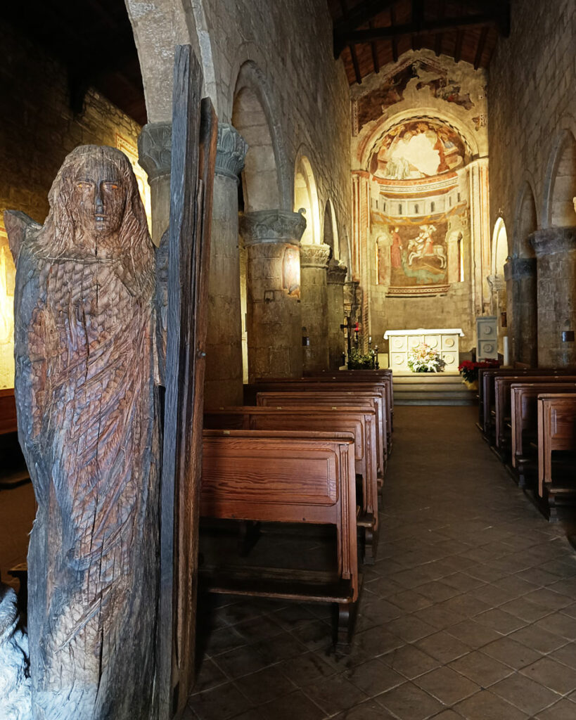 L'Annunciazione di Paolo Perotti e la navata centrale