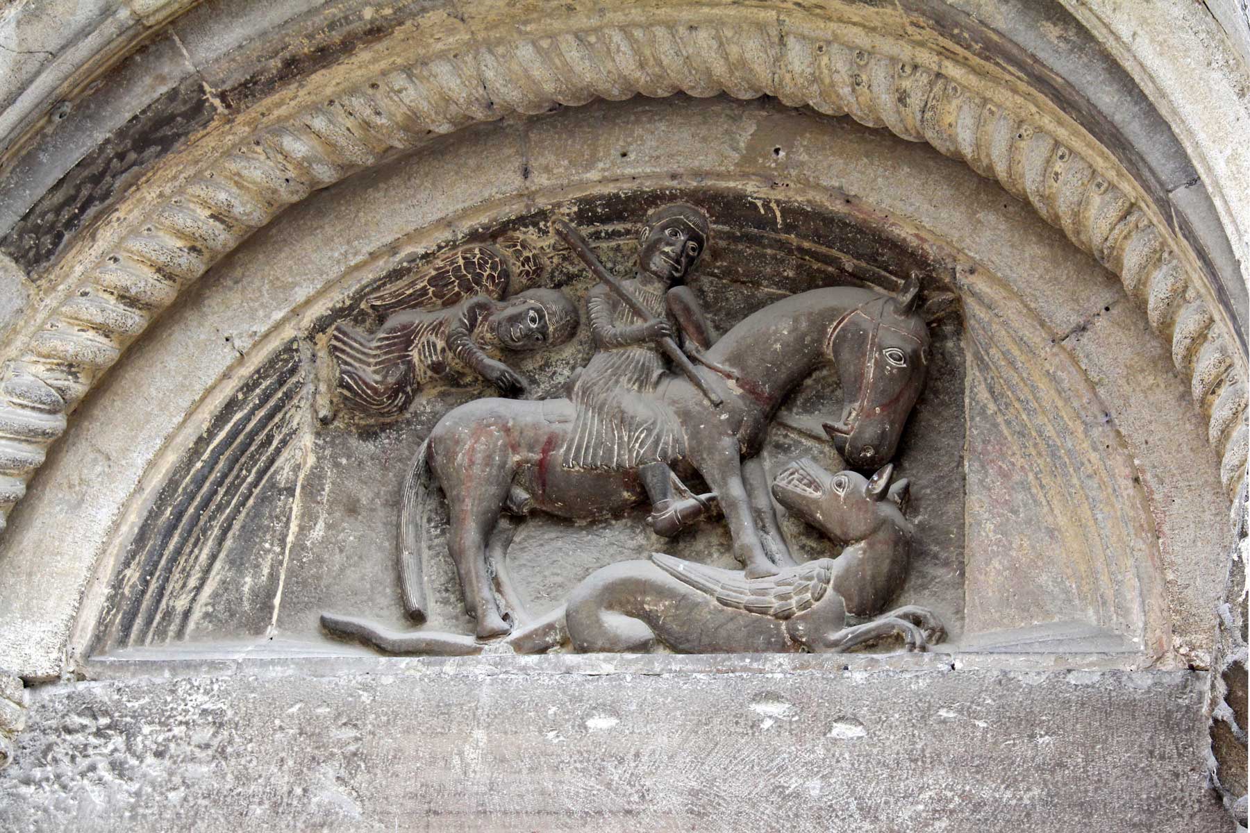 San Giorgio uccide il drago nella lunetta d'ingresso della Pieve di Vigoleno