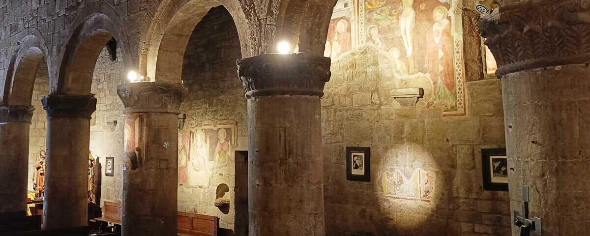 L'interno della pieve di Vigoleno