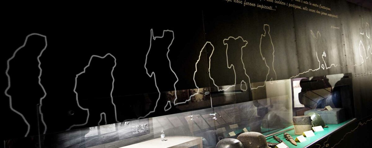 Ingresso del Museo della Resistenza Piacentina di Sperongia con la vetrinetta bifacciale che espone cimeli e documenti della Resistenza