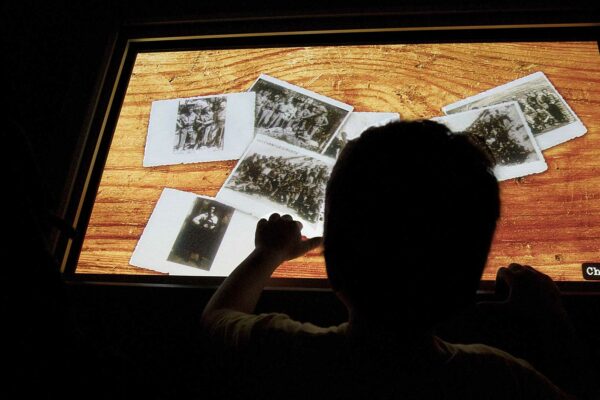 Bambino consulta documenti multimediali al Museo della Resistenza Piacentina di Sperongia
