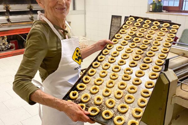 Ciambelline artigianali pronte per essere cotte in forno al panificio Frati di Lugagnano