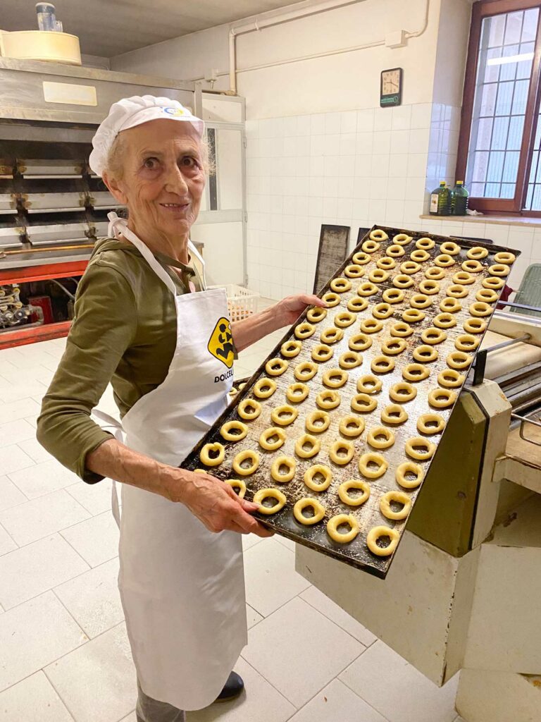 Ciambelline artigianali pronte per essere cotte in forno al panificio Frati di Lugagnano