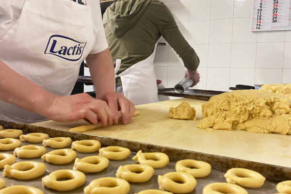 La preparazione delle ciambelline di Lugagnano Val D'Arda al panificio Frati