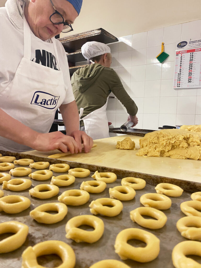 La preparazione delle ciambelline di Lugagnano Val D'Arda al panificio Frati