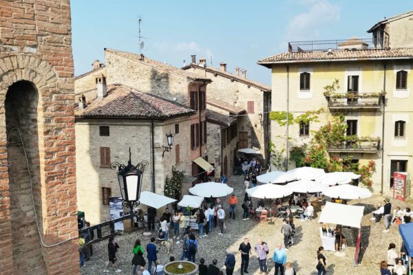 Vinoleno d'estate degustazioni nel borgo di Vigoleno