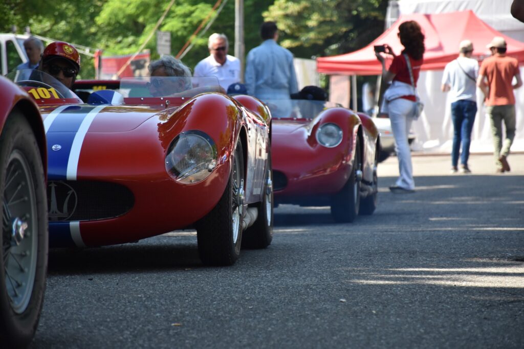 Auto da corsa d'epoca nel paddock della Silver Flag