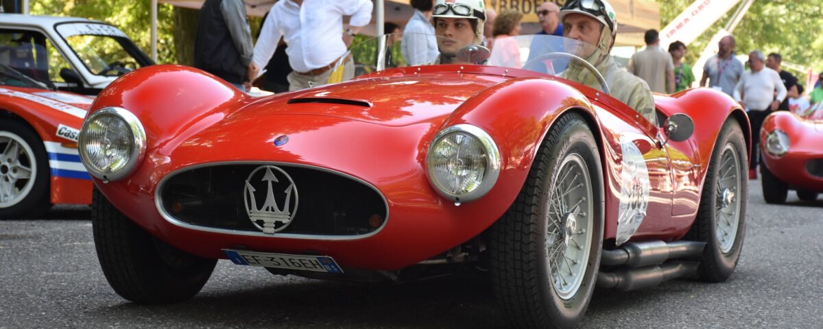 Auto da corsa d'epoca alla Silver Flag di Castell'Arquato