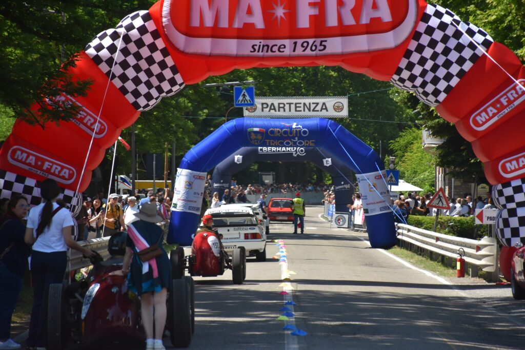 La partenza a Castell'Arquato della Vernasca Silver Flag
