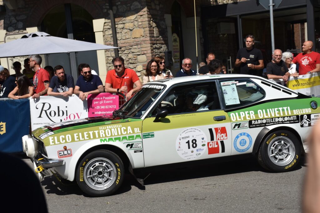 Auto da corsa d'epoca sfilano alla Silver Flag di Castell'Arquato