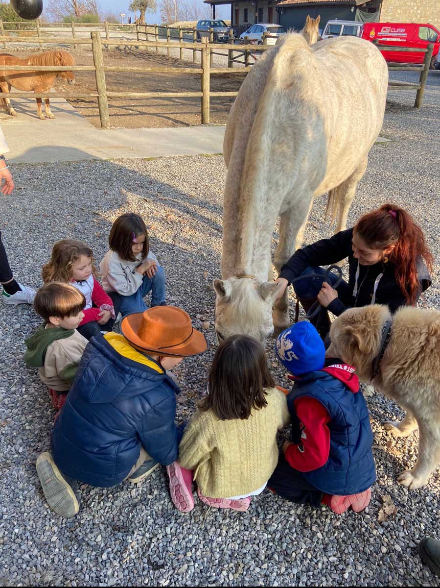Bambini attorno a un cavallo al maneggio Cergallina