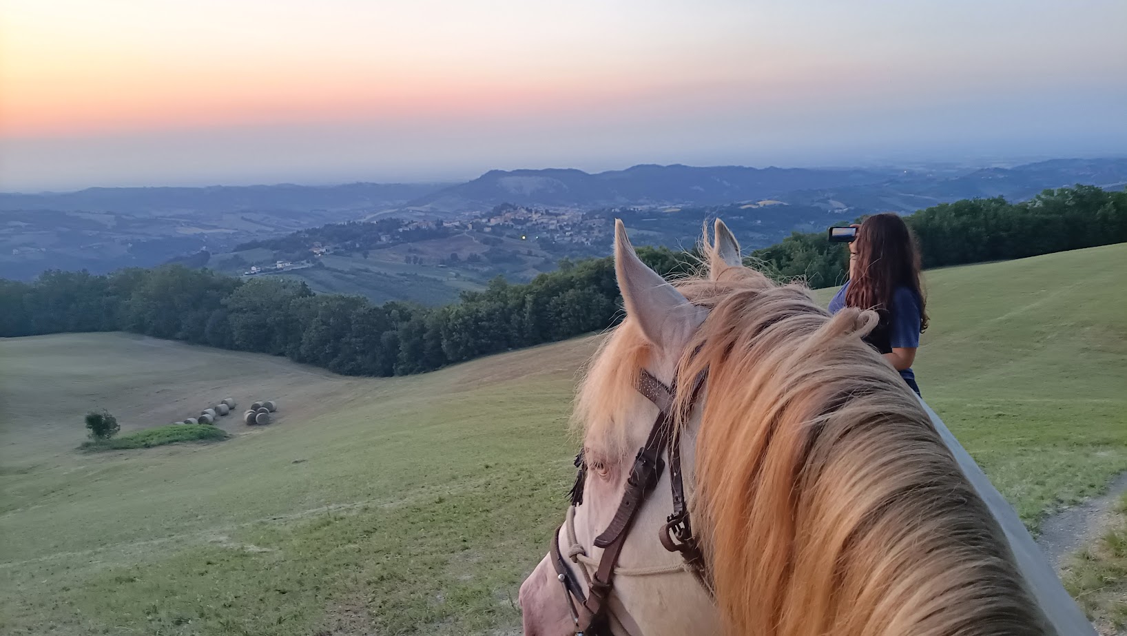 Tramonto in Val d'Arda durante una passeggiata a cavallo