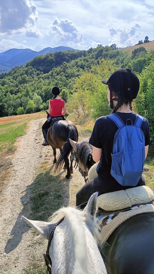 Passeggiata a cavallo con bambini sulle colline della Val d'Arda